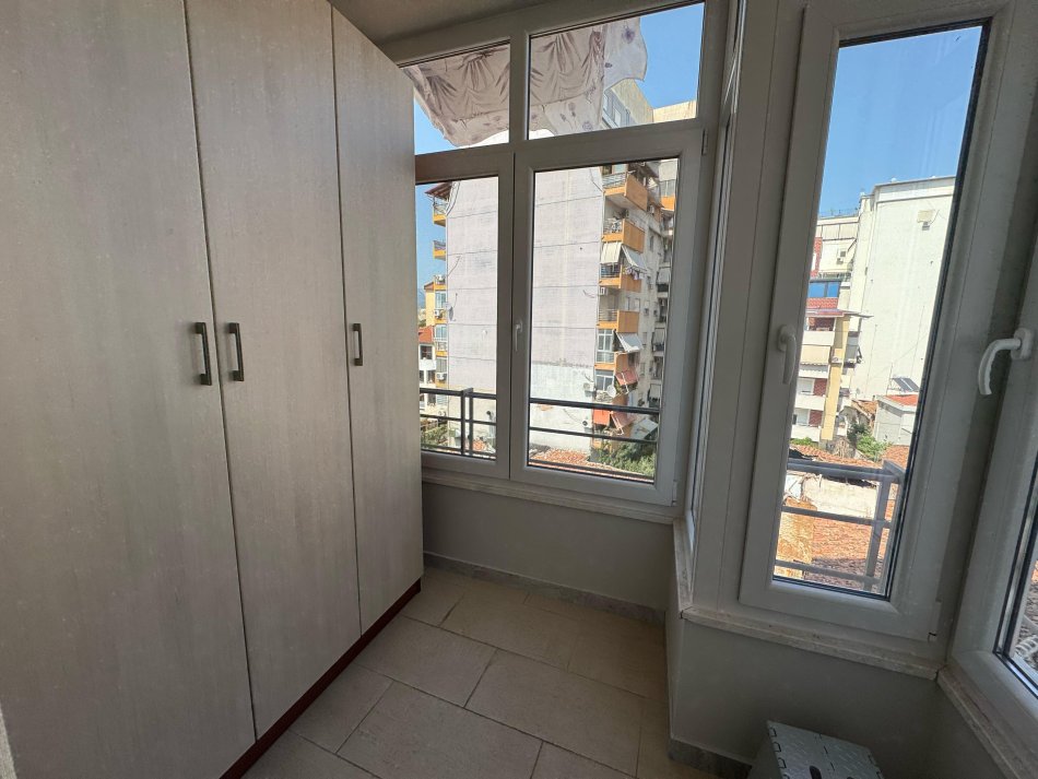 Tirane, jepet me qera apartament 2+1 , 1.000 m² 1.000 € (selvia)