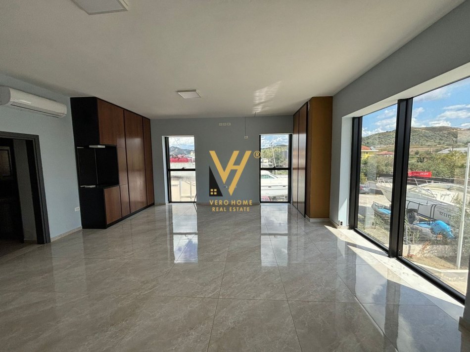 Tirane, jepet me qera magazine Kati 0, 1.620 m² 5.500 € (VORE)