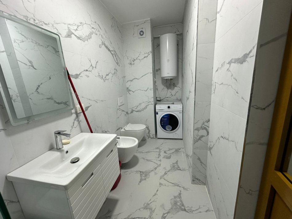 Tirane, jepet me qera garsonier 1+1 Kati 6, 40 m² 400 € (Stacioni i Trenit)