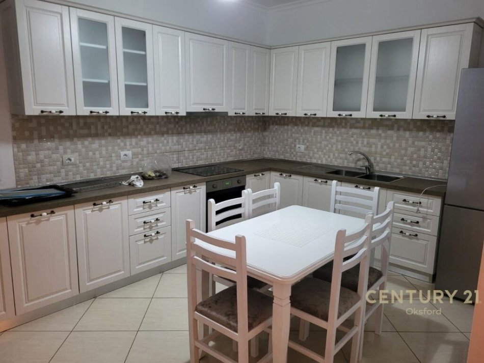 Tirane, jepet me qera apartament 3+1+Aneks+Ballkon , 228 m² 500 € (Sauk)