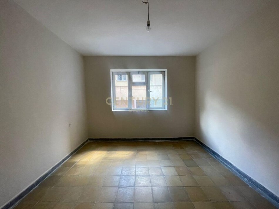 BRRYLI, APARTAMENT 1+1 PER SHITJE!!