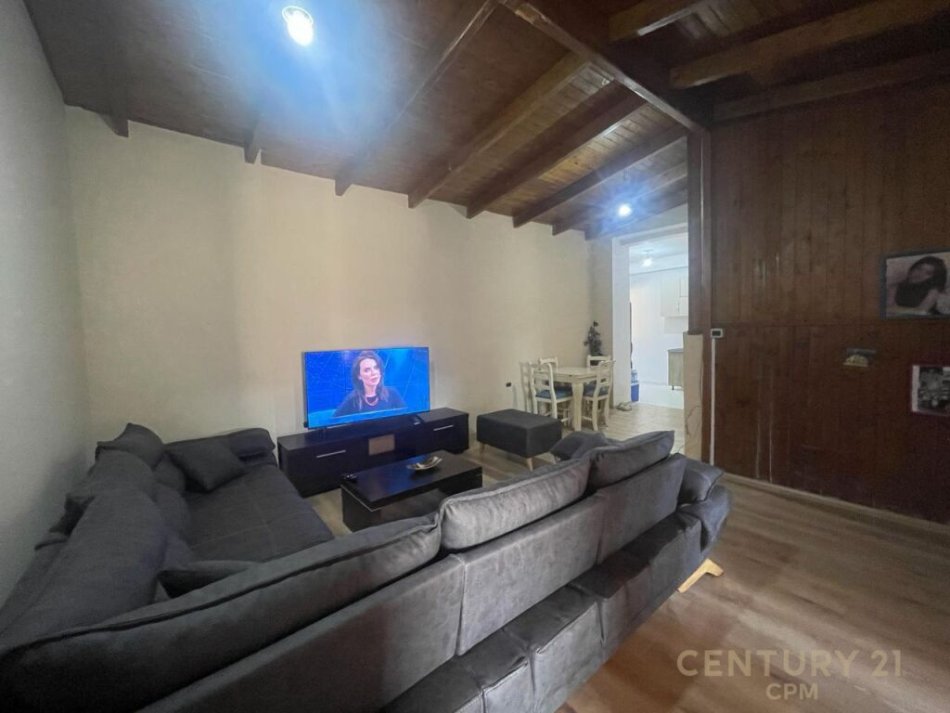 apartament me qira 2+1 tek komuna parisit !
