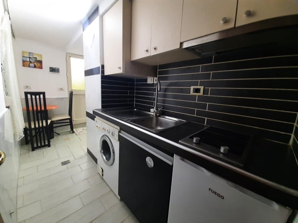 Tirane, jepet me qera apartament 1+1 Kati 1, 45 m² 370 € (5 Maj)