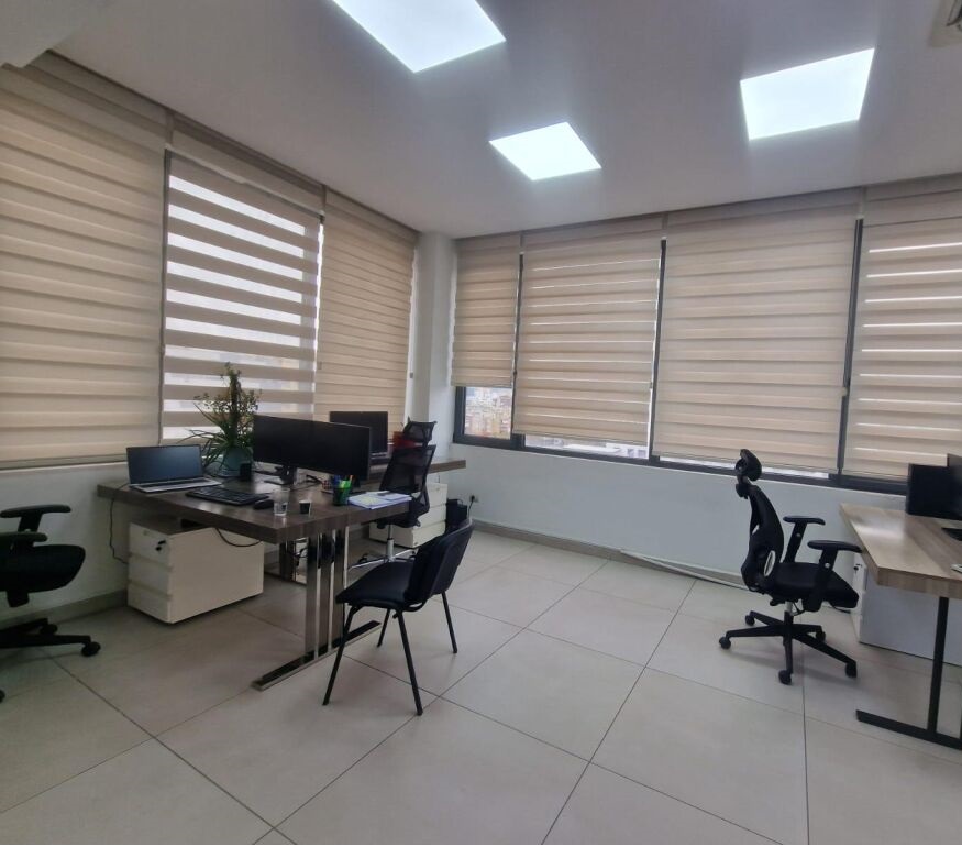 Tirane, jepet me qera zyre , Kati 8, 310 m² 3,300 € (Kompleksi Delijorgjj)