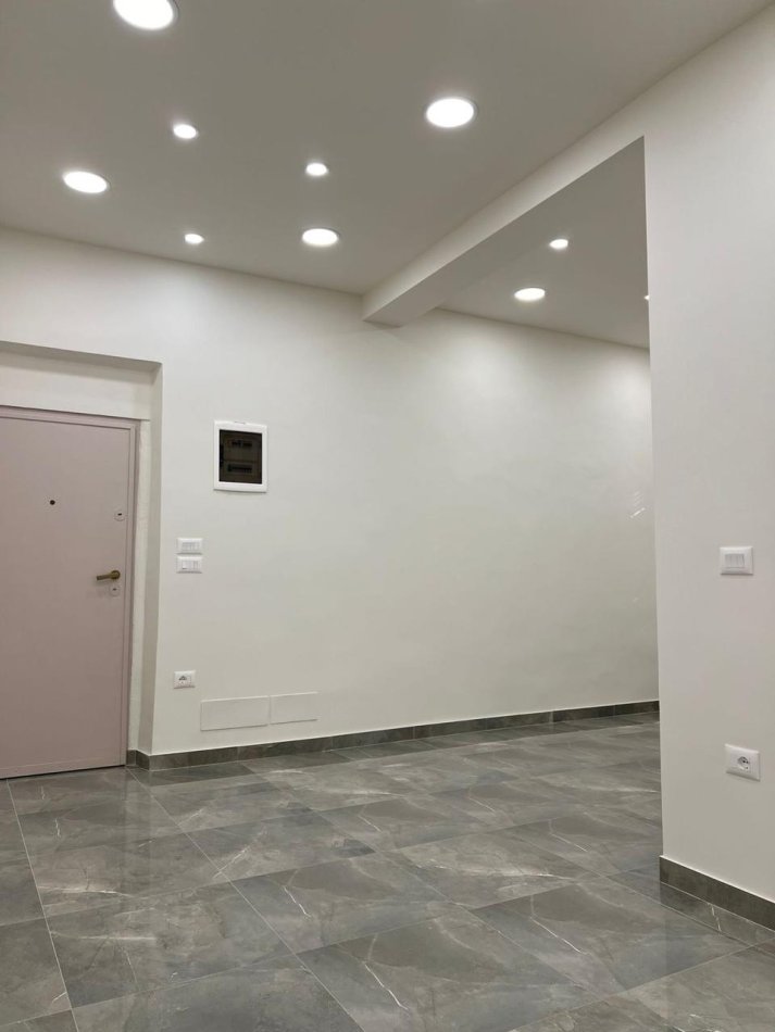 Tirane, shitet dyqan Kati 0, 89 m² 525.000 € (stadiumi dinamo)