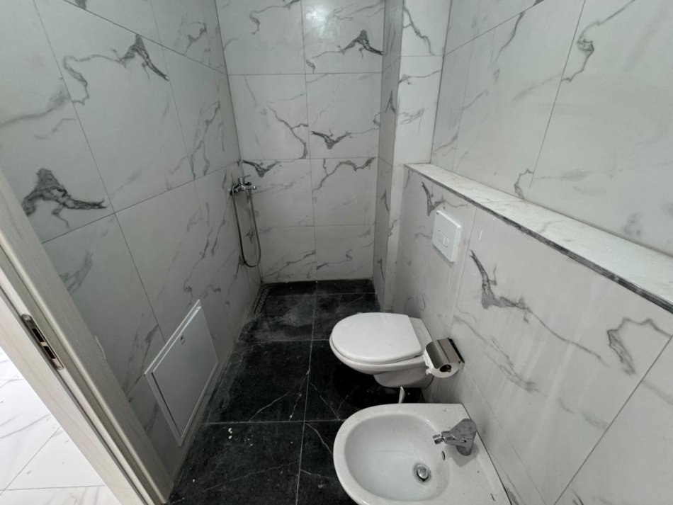 Tirane, jepet me qera zyre Kati 3, 110 m² 700 € (myslym shyri)