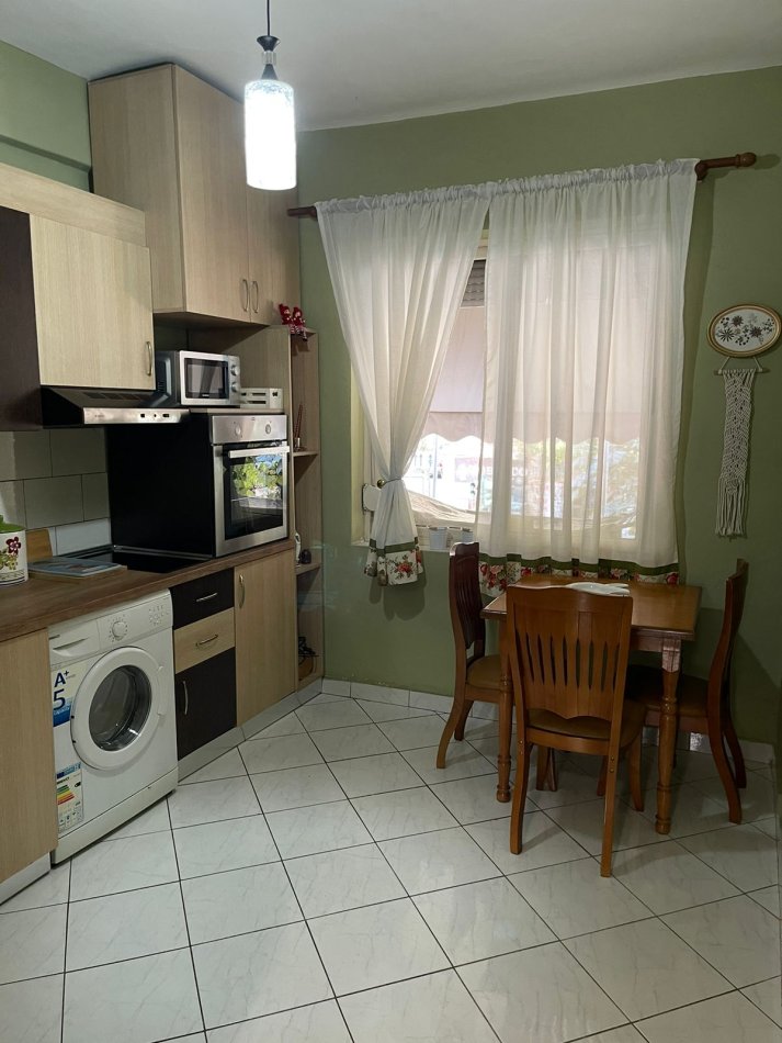 Tirane, jepet me qera apartament 2+1 Kati 2, 65 m² 600 € (Rruga Barrikadave)