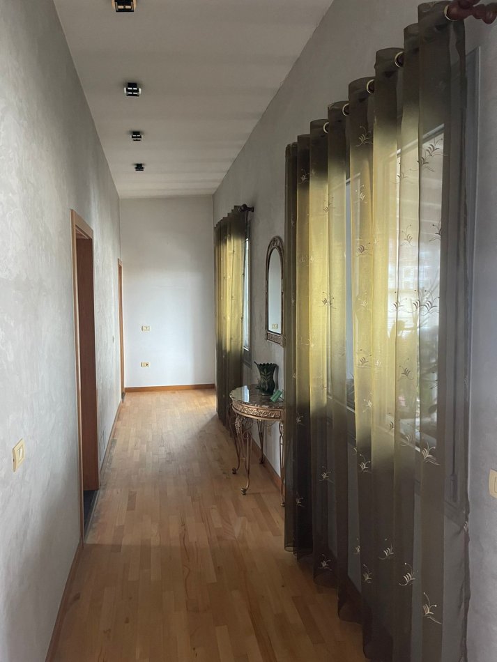 Tirane, jepet me qera Vile 3+1+Aneks+Ballkon Kati 1, 580 m² 1.000 € (rrtuga jordan misja)