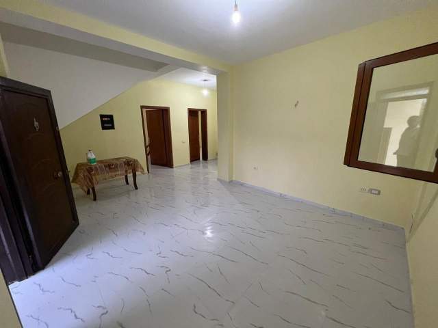Tirane, ofert shtepi 500 m² 1.700 Euro