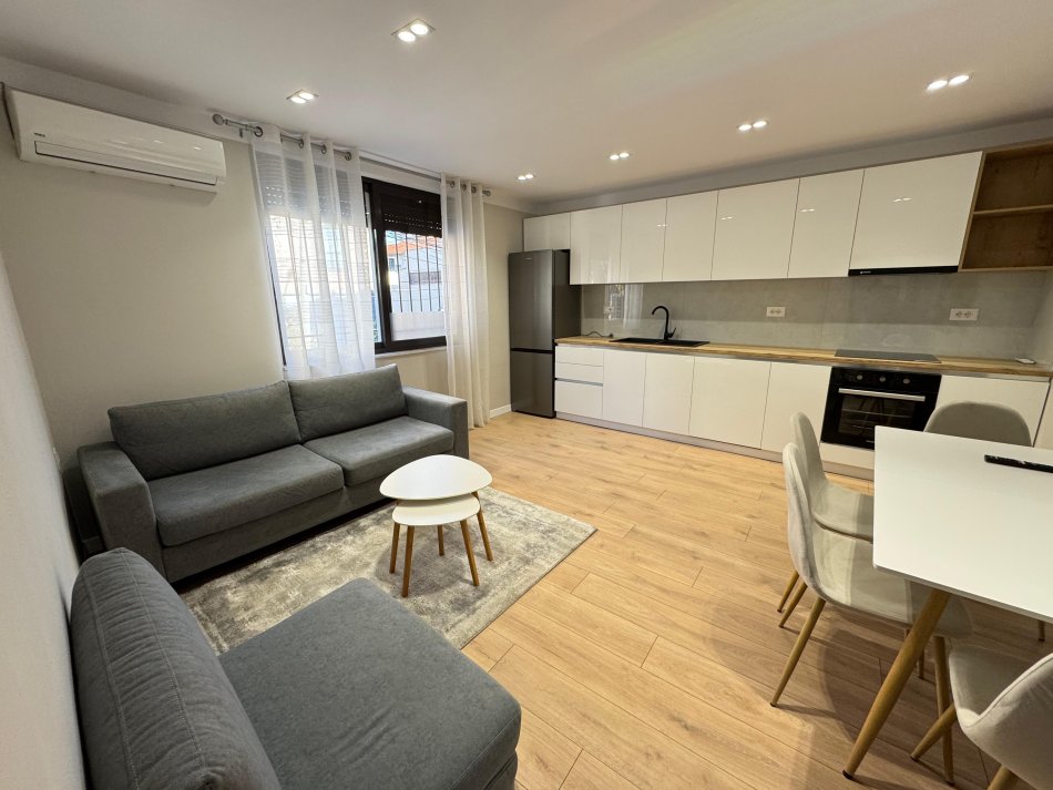 Tirane, jepet me qera shtepi 1+1 , 70 m² 600 € (rruga qemal stafa)
