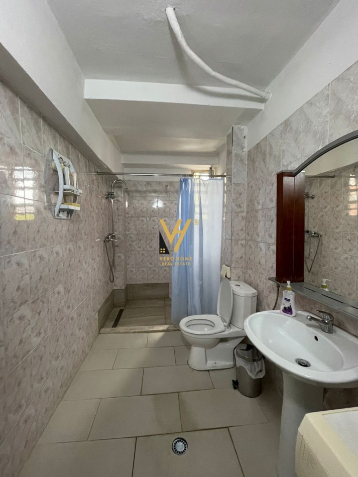 Tirane, jepet me qera apartament 1+1+Ballkon Kati 2, 65 m² 600 € (QENDER)