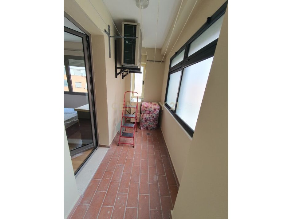 Tirane, jepet me qera apartament 2+1+Ballkon Kati 2, 93 m² 550 € (prane zones se Oxhakut.)