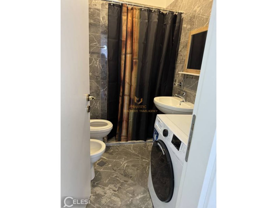 Tirane, jepet me qera apartament 2+1+Ballkon Kati 8, 90 m² 600 € (rruga ndre mjeda)