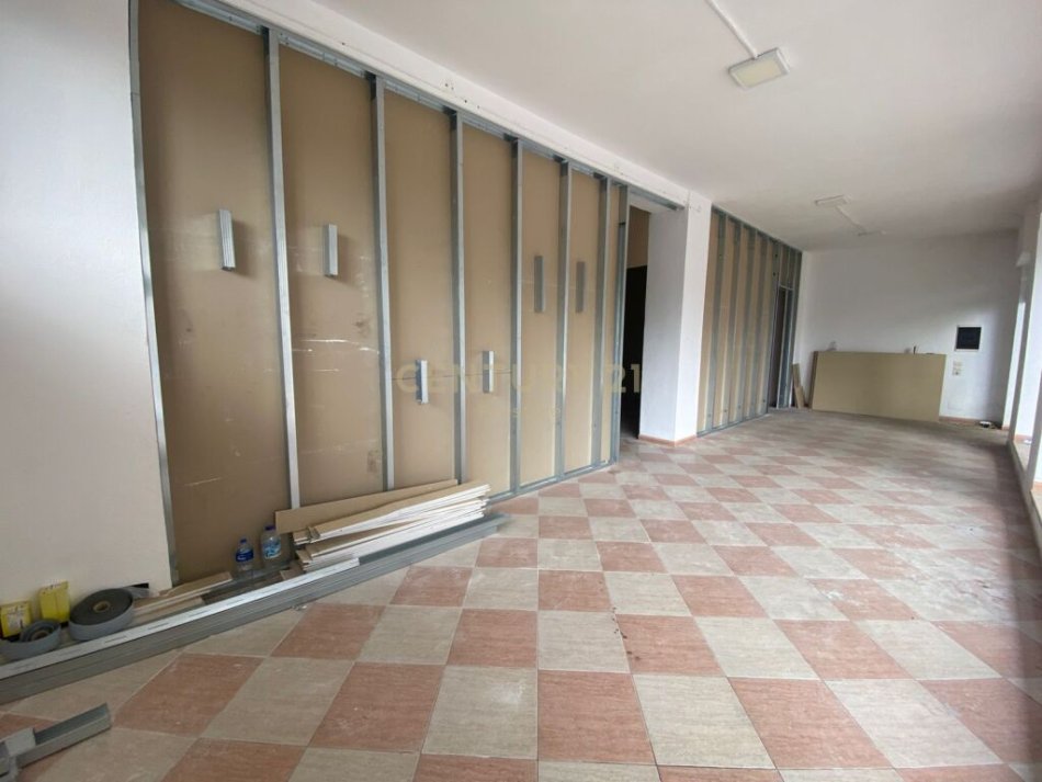 Tirane, jepet me qera ambjent biznesi Kati 1, 300m2, 2000 € (Ministria e Jashtme)