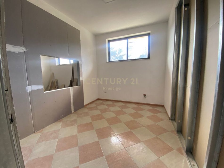 Tirane, jepet me qera ambjent biznesi Kati 1, 300m2, 2000 € (Ministria e Jashtme)