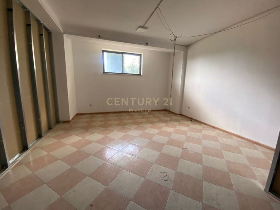 Tirane, jepet me qera ambjent biznesi Kati 1, 300m2, 2000 € (Ministria e Jashtme)