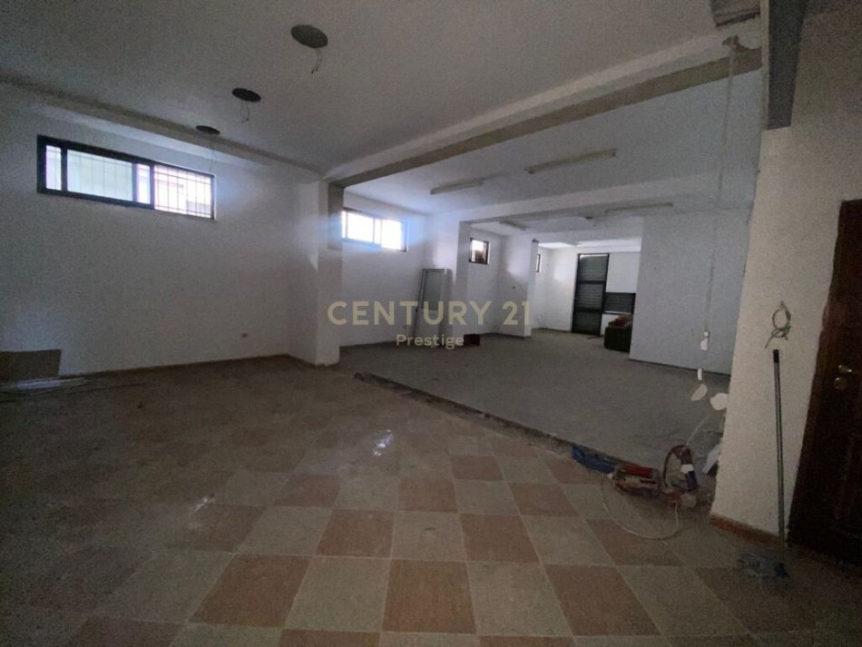 Tirane, jepet me qera ambjent biznesi Kati 1, 300m2, 2000 € (Ministria e Jashtme)