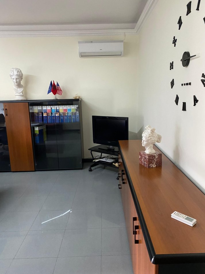 Tirane, jepet me qera zyre Kati 3, 100 m² 1.000 € (Rruga E Elbasanit)