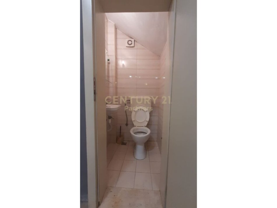 Tirane, jepet me qera zyre , Kati 1, 30 m² 400 € (Pallati me Shigjeta)