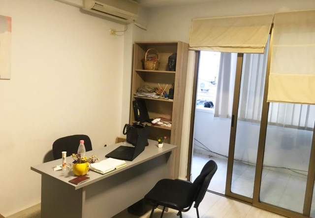 Tirane, jepet me qera ambjent biznesi 150 m² 900 Euro