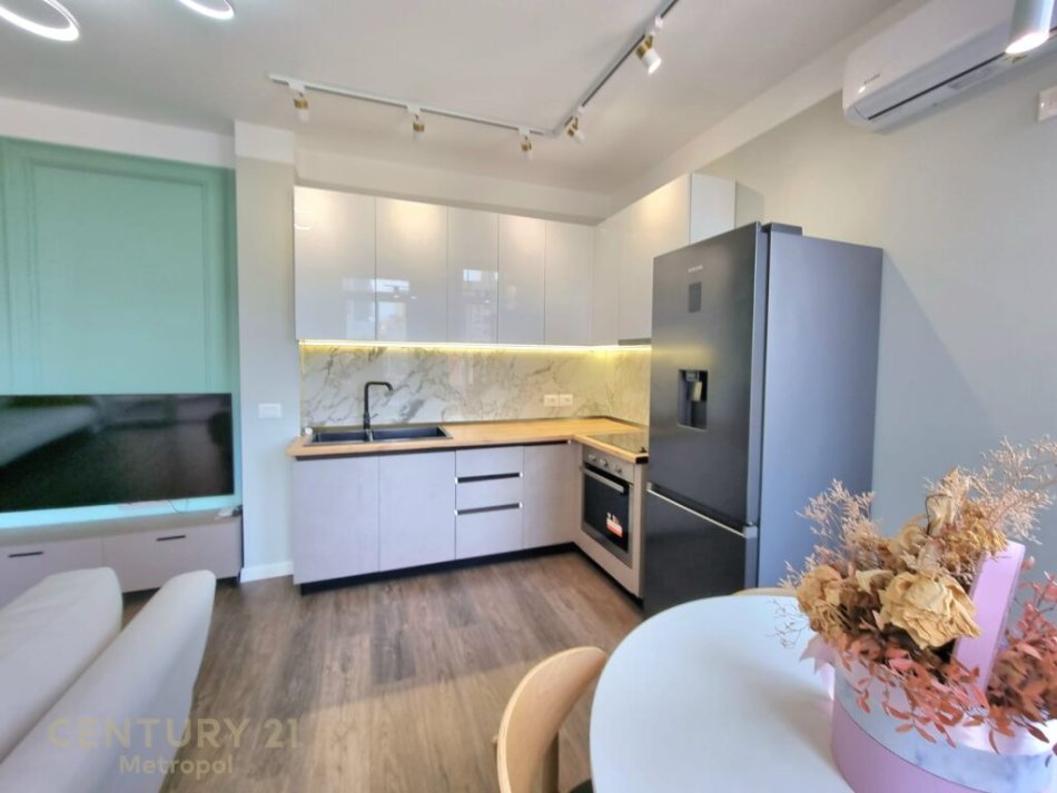 APARTAMENT LUKZOZ ME QERA 1+1 PRANE QENDRES !
