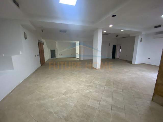 Tirane, jepet me qera ambjent biznesi Kati 1, 130 m² 700 Euro (5 MAJ)