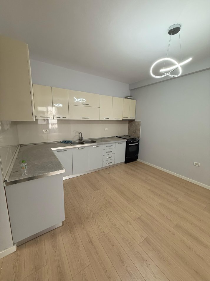 Tirane, shitet apartament 2+1+Ballkon Kati 1, 92 m² 128.000 € (Yzberisht tek Bar Unik)