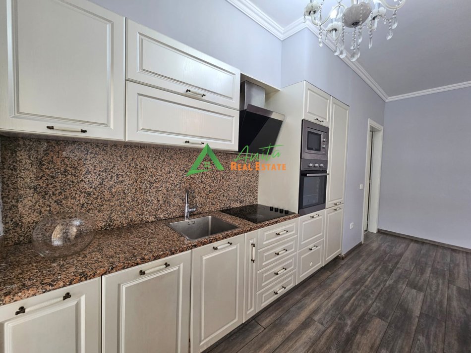 Tirane, jepet me qera apartament 3+1+Ballkon Kati 7, 130 m² 1.000 € (Rruga e Kavajes)