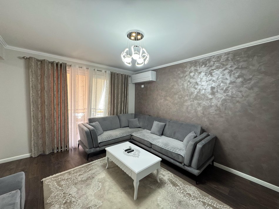 Tirane, jepet me qera apartament 2+1 , 1.000 m² 1.000 € (selvia)