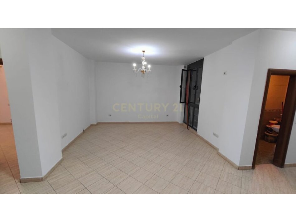 Apartament 3+1+2 për shitje në rrugën Myslym Shyri, Tiranë