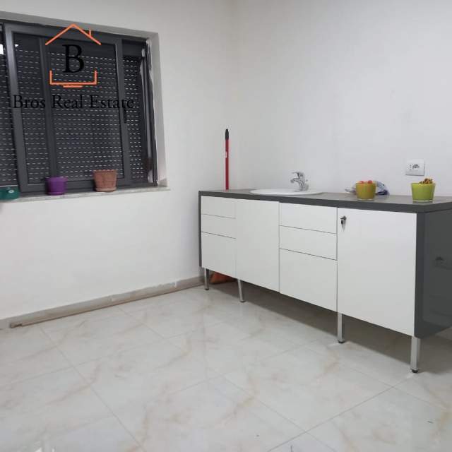 Tirane, jepet me qera ambjent biznesi Kati 2, 50 m² 350 Euro (Kongresi Manastirit,QSUT)