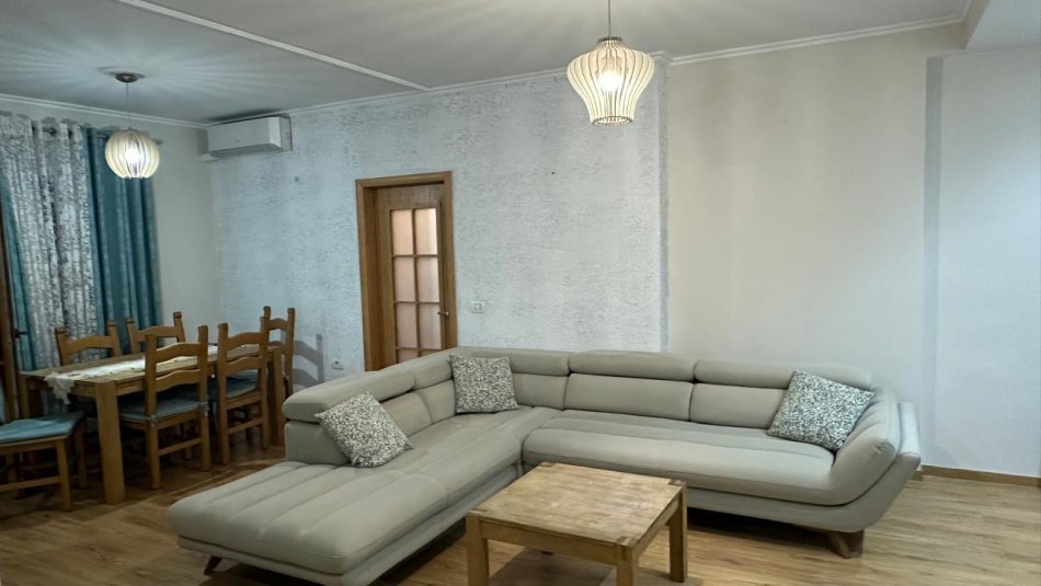 Tirane, jepet me qera apartament 2+1 Kati 7, 110 m² 600 € (tek pallati me shigjeta)