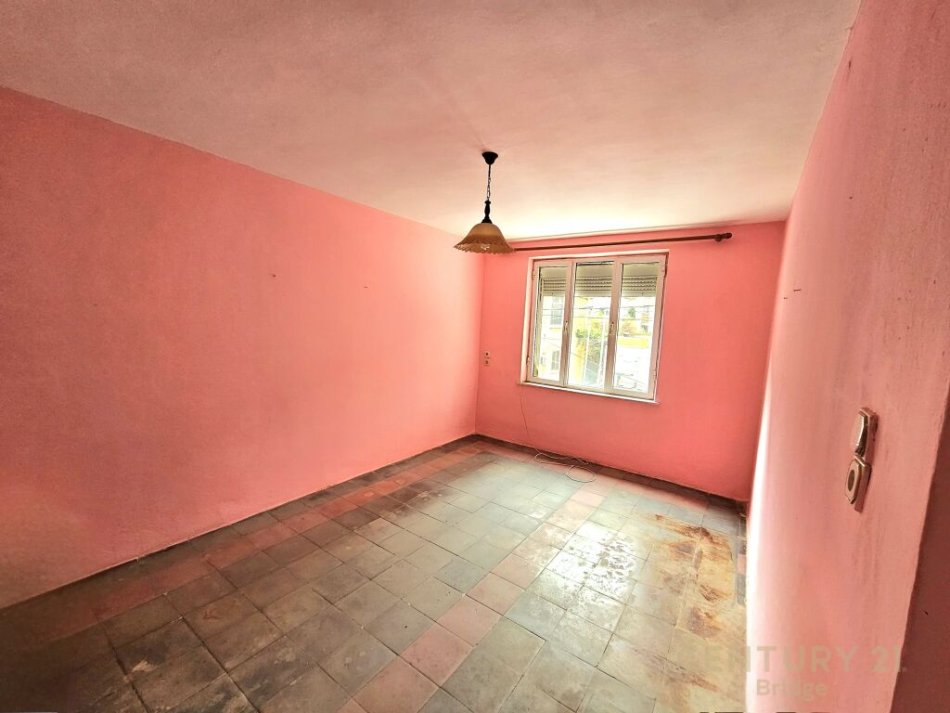 Tirane, shitet apartament 1+1 Kati 2, 100.000 € (RRUGA E KAVAJES)