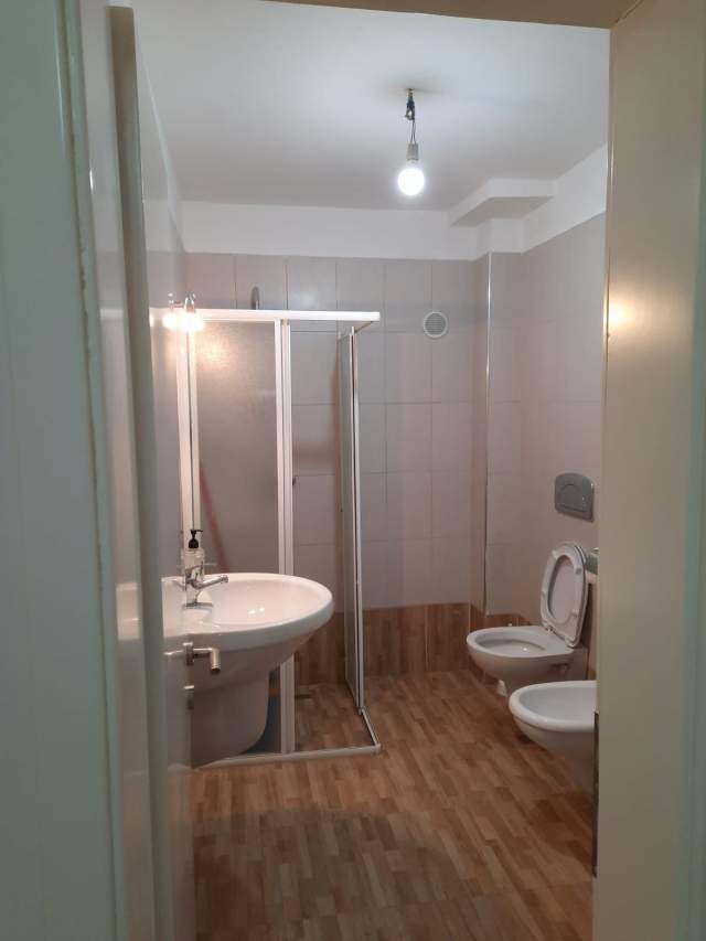 Tirane, jepet me qera ambjent biznesi Kati 2, 100 m² 1.000 Euro (shushica)