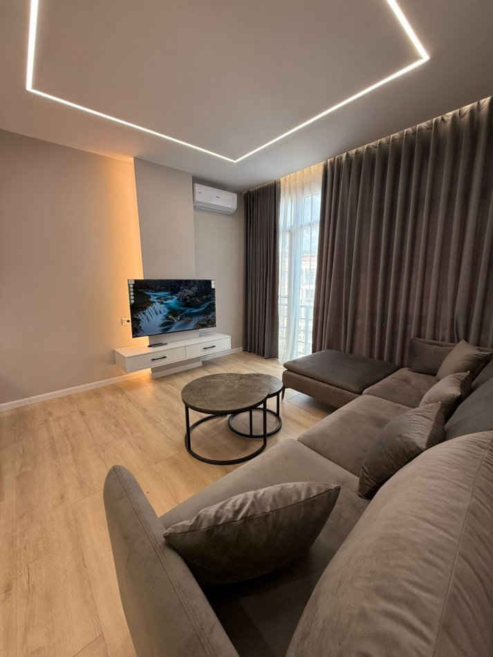 Tirane, jepet me qera apartament 1+1 Kati 8, 70 m² 450 € (yzberisht)