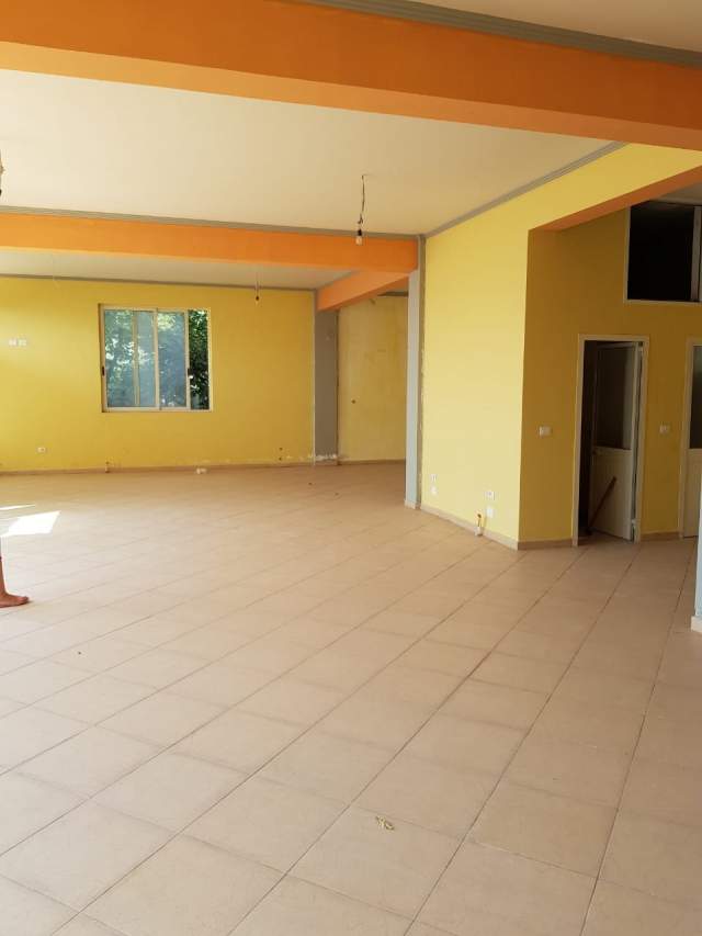 Elbasan, jepet me qera dyqan 170 m² 50.000 Leke