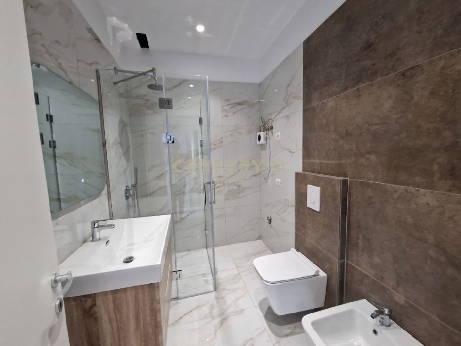Tirane, jepet me qera 2+1 Kati 2, 75 m² 500 € (prane Spitalit Ushtarak)