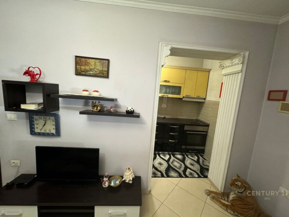 Apartament 1+1 për Qira, në Rrugën e Barrikadave!!