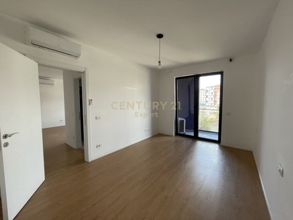 Tirane, jepet me qera zyre , Kati 3, 64 m2 400 € (astir)