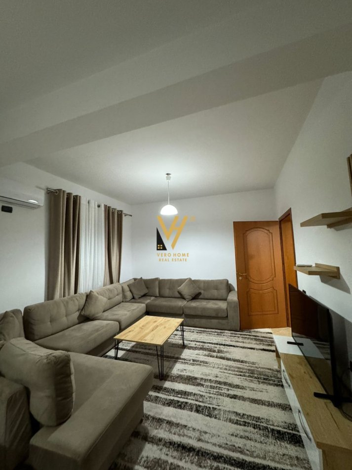 Tirane, jepet me qera apartament 1+1+Ballkon Kati 4, 90 m² 450 € (RRUGA 5 MAJI)