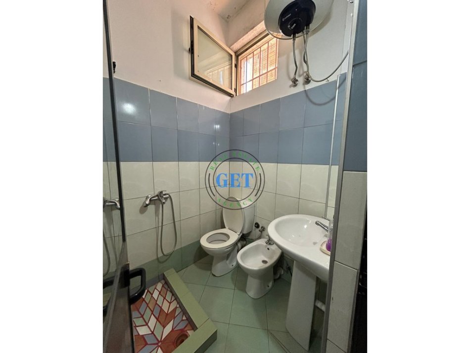 Durres, jepet me qera shtepi 1+1 Kati 1, 80 m² 200 € (Ish Keneta)