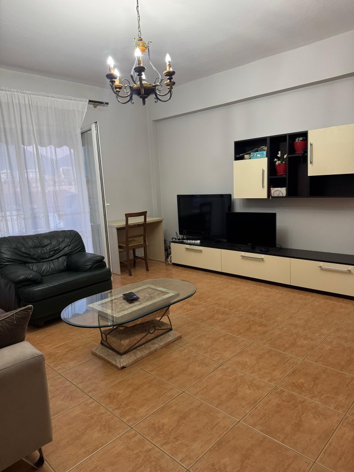 Tirane, jepet me qera apartament 1+1+Ballkon Kati 5, 55 m² 550 € 