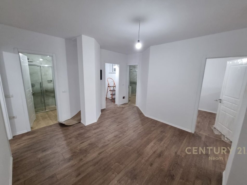 Shitet Apartament 3+1+2 i investuar + oborr ne kompleksin e vilave Arabe, Linze.Neom92401