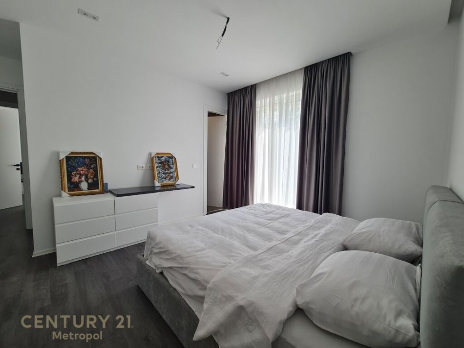Tirane, jap me qera apartament 2+1+2+2 POSTE PARKIMI, 195 m2 1,700 € (Liqeni i Thatë)