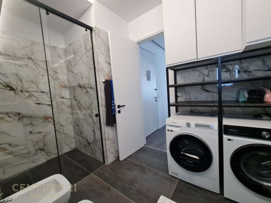 Tirane, jap me qera apartament 2+1+2+2 POSTE PARKIMI, 195 m2 1,700 € (Liqeni i Thatë)