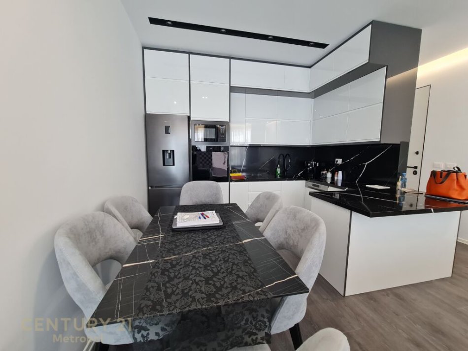 Tirane, jap me qera apartament 2+1+2+2 POSTE PARKIMI, 195 m2 1,700 € (Liqeni i Thatë)