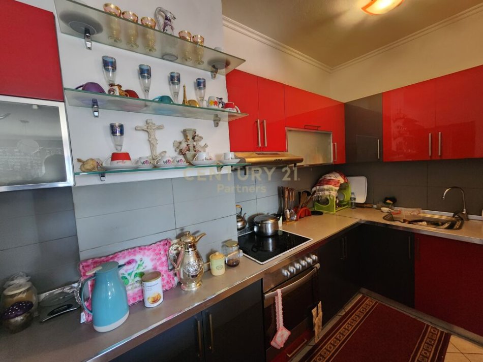 Tirane, shitet apartament 3+1, Kati 7, 145 m2 125,000 € (rruga e qelqit)