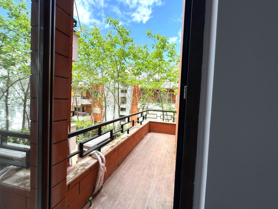Tirane, jepet me qera apartament 2+1 Kati 1, 79 m² 550 € (KOPSHTI BOTANIK)