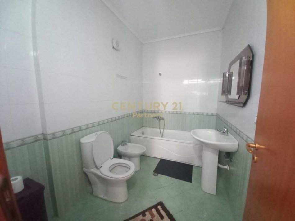 Tirane, jepet me qera apartament 2+1+Ballkon Kati 6, 107 m² 700 € (Komuna e Parisit)