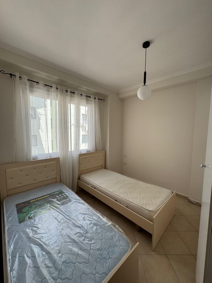 Tirane, jepet me qera apartament 2+1+Ballkon Kati 3, 85 m² 450 € (Komuna Parisit Rruga Bill Klinton)